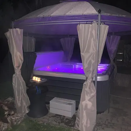 Gunarasi Jacuzzival فيلة Dombóvár