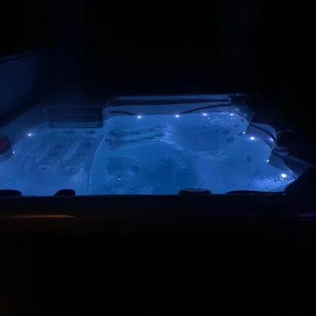 Villa Gunarasi Jacuzzival *